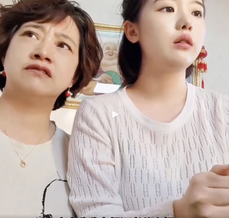 Cô gái và mẹ trong video đăng tải trên mạng xã hội.
