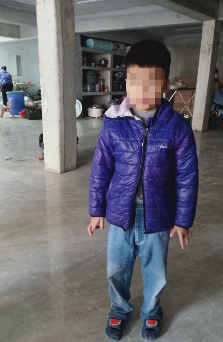 Bé trai bị bỏ rơi.