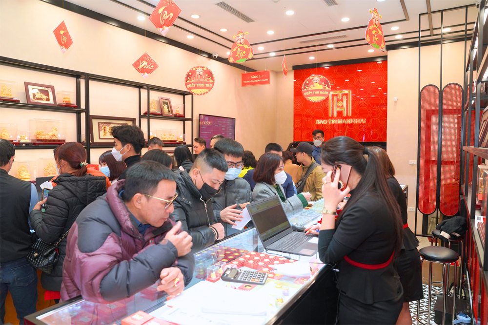 Lượng khách tăng vọt vào buổi trưa tại cơ sở Bảo Tín Mạnh Hải 12B Trần Nhân Tông