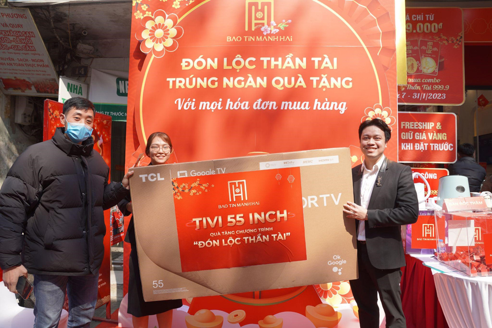 Một trong những khách hàng may mắn nhận được quà tặng giá trị từ thương hiệu