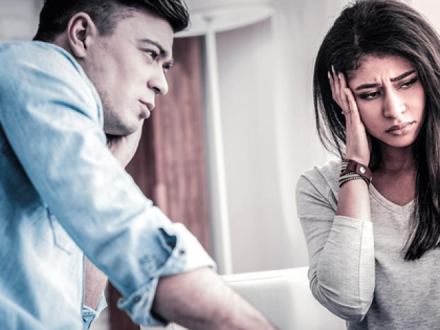 Bạn trẻ - Cuộc sống - Nghi gia đình thông gia thao túng và kiểm soát tài chính của con trai mình, bố mẹ làm ra hành động gây sốc