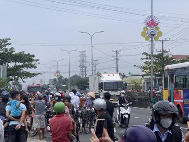 Pháp luật - CLIP: Giải cứu 1 phụ nữ nghi ngáo đá khỏa thân trên cột điện