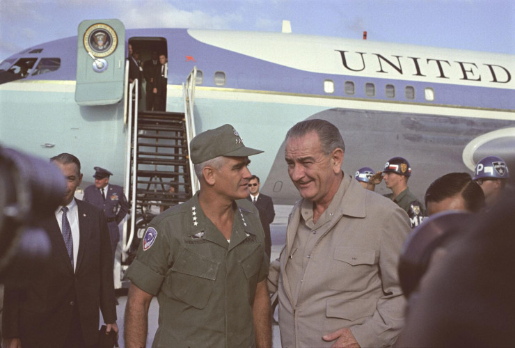 Tổng thống Lyndon Johnson thăm tướng William Westmoreland ở miền Nam Việt Nam 1 tháng trước Tết Mậu thân 1968. (Ảnh tư liệu)