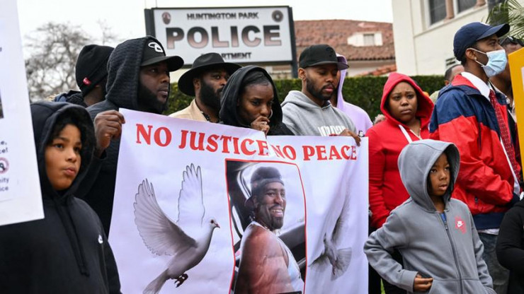 Các nhà hoạt động và gia đình Lowe đòi lại công lý cho anh trước trụ sở sở cảnh sát TP Huntington Park, bang California. Ảnh: CBS NEWS