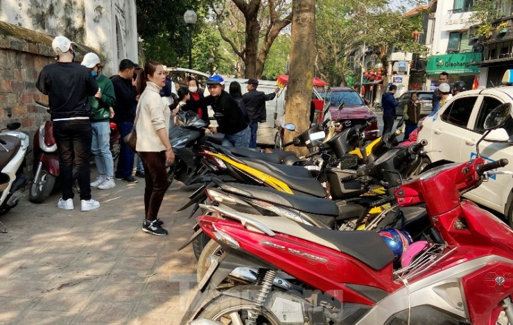 Vỉa hè xung quanh khu di tích Quốc Tử Giám nhan nhản bãi xe lậu chặt chém giá.