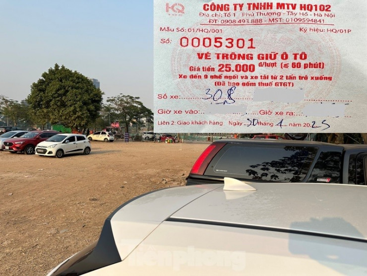 Tại bãi xe chính (đất dự án chưa sử dụng) cạnh phủ Tây Hồ, của Cty TNHH MTV HQ102, địa chỉ tại tổ 1 - Phú Thượng, quận Tây Hồ, Hà Nội, khách vào gửi xe nhân viên không đưa vé, thu "nóng" 50.000 đồng/xe ô tô, trong khi giá niêm yết và ghi trong vé là 25.000 đồng/xe (lượt 60 phút).