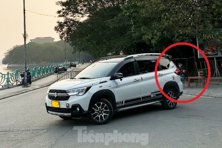 Thậm chí tại các điểm trông xe chiếm vỉa hè, lòng đường ở phố Đặng Thai Mai, nhân viên bãi xe ở đây có đeo băng đỏ (vòng tròn) còn dùng hàng rào barie sắt chắn ngang đường ven hồ Tây (phố Quảng An), sau đó ép các xe phải vào bãi gửi mặc dù nhiều xe đang đi trên đường ven hồ không có nhu cầu vào phủ.