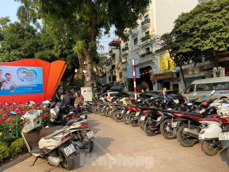 Tại khu vực hồ Hoàn Kiếm, tình trạng bãi xe chiếm dụng diện tích công cộng, thu giá chặt chém cũng đang xảy ra với các điểm trông xe tại đền Ngọc Sơn, tượng đài Quyết tử, đường đôi Đinh Tiên Hoàng...