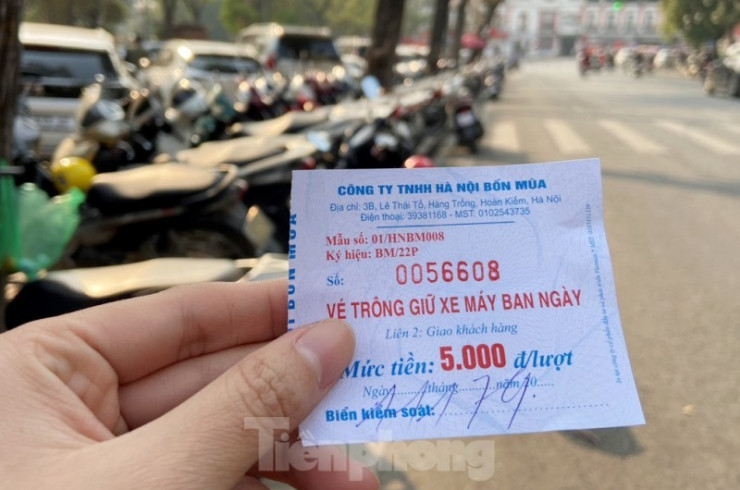 Tại đường đôi Đinh Tiên Hoàng, giá vé được Cty TNHH Hà Nội Bốn Mùa (đơn vị được cấp phép trông xe tại đây) niêm yết, ghi trên vé là 5.000 đồng/lượt xe máy, nhưng thực tế họ đang thu 10.000 đồng/lượt (cao gấp đôi).