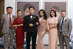 Bức ảnh cưới khiến cư dân mạng trầm trồ bởi nhan sắc của mẹ chồng và mẹ ruột