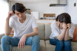 Vợ chồng trẻ khổ sở vì bố mẹ 2 bên ghét nhau, hễ gặp là gây sự