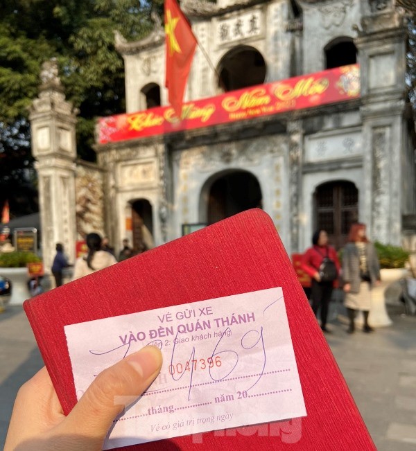 Tại đền Quán Thánh (Ba Đình) ngoài thu giá vé cao, chiếm vỉa hè, lòng đường, bãi xe tại đây còn sử dụng vé tự in không đúng quy định.