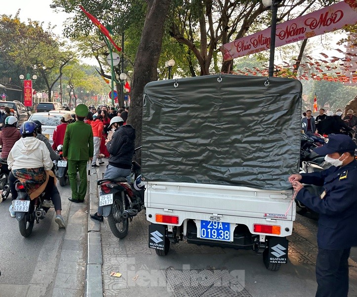 Trong ảnh, tại chốt cổng ra vào chùa Trấn Quốc có trật tự phường đứng làm nhiệm vụ.