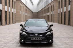 Giá xe Toyota Camry niêm yết và lăn bánh tháng 2/2023