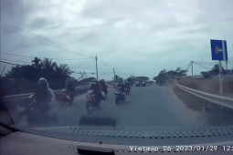 Xe máy - Xe đạp - Clip: Xe máy va chạm trượt ngã ngay đầu ô tô ngược chiều