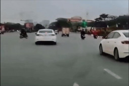 Xe máy - Xe đạp - Clip: Xe máy "ép" liên tiếp cho hai ô tô phải đánh lái tránh né