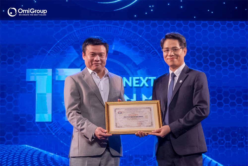 Ông Đỗ Trường Duy - Cục CNTT, Bộ Y tế trao giấy chứng nhận cho OmiGroup với những đóng góp cho phát triển CNTT ngành Y tế tại Việt Nam