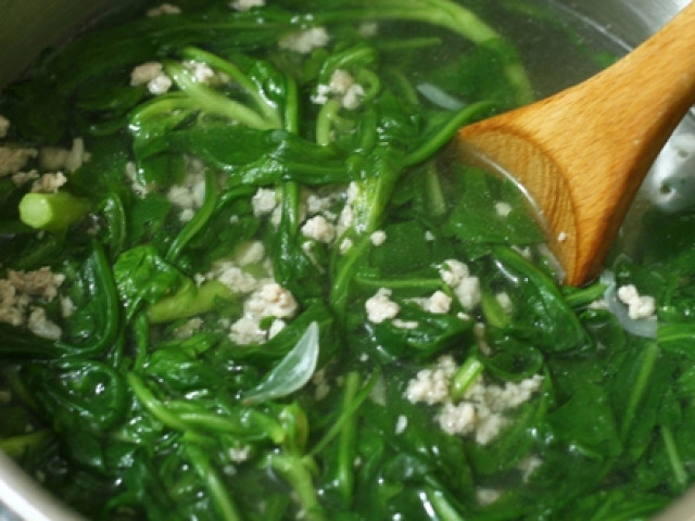 Ẩm thực - Rau cải cúc đang ngon, bổ rẻ, nhưng người có dấu hiệu này được khuyến cáo không nên ăn