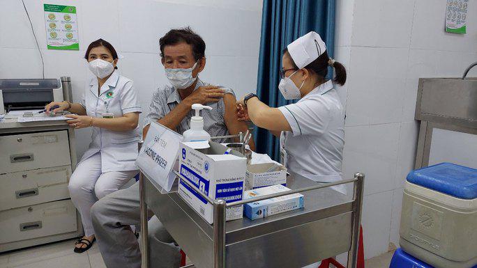 Việc đánh giá miễn dịch cộng đồng sẽ giúp TP HCM đưa ra các chính sách hiệu quả trong phòng chống dịch COVID-19. Trong ảnh: Tiêm vắc-xin mũi nhắc lần 3 cho người lớn tuổi, mắc bệnh nền tại Bệnh viện Lê Văn Thịnh (TP Thủ Đức) Ảnh: HẢI YẾN