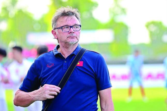 HLV Philippe Troussier khi dẫn dắt U19 Việt Nam. Ảnh: TN