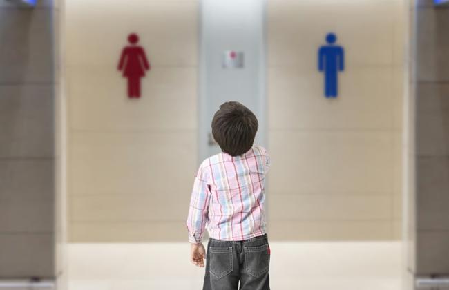 Tranh cãi về việc có nên dẫn trẻ em vào nhà vệ sinh khác giới nổ ra trên mạng xã hội Trung Quốc. Ảnh: SCMP