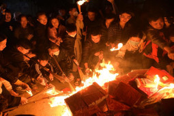 Tin tức trong ngày - Cả làng đổ xô châm hương xin lửa "lấy đỏ" đầu năm