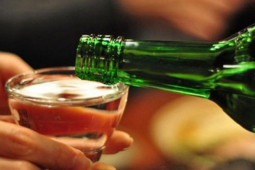 Sức khỏe đời sống - Mỗi ngày uống nửa lít rượu, người đàn ông nôn ra máu tươi, nguy kịch