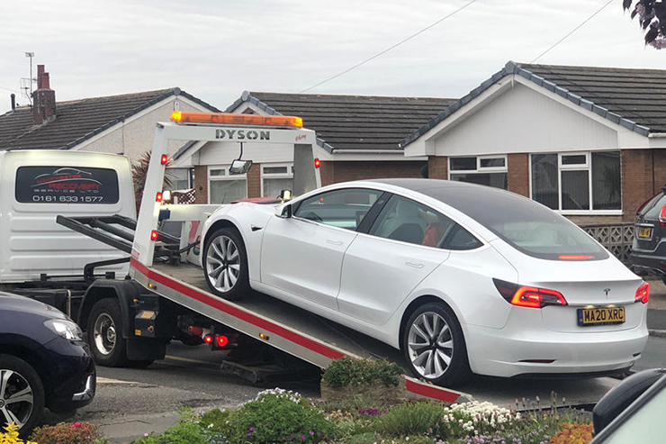 Chiếc Tesla Model 3 rơi vô lăng tại Anh Quốc năm 2020