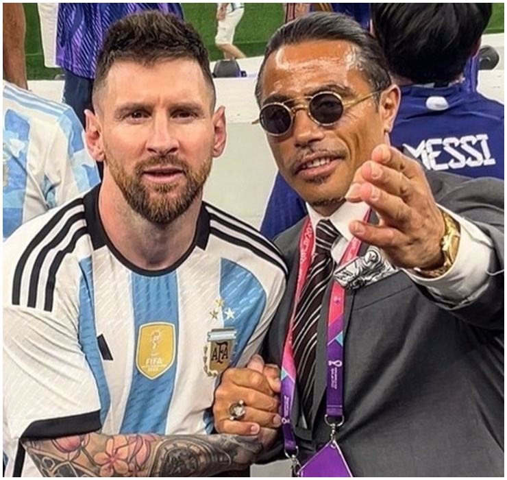 Nhưng lắm tài thì nhiều tật, Salt Bae từng gây nhiều tranh cãi với màn ăn mừng “kém duyên” khi cố gắng bon chen chụp ảnh với Messi cùng chiếc cúp vô địch bóng đá vừa qua.
