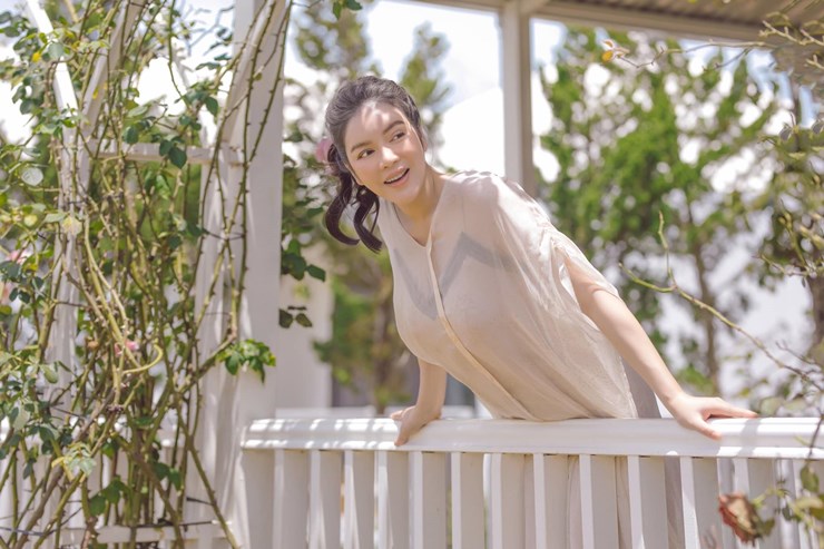 Trong đó gương mặt tròn trĩnh, làn da trắng không tỳ vết của cô luôn nhận được nhiều lời khen ngợi.&nbsp;
