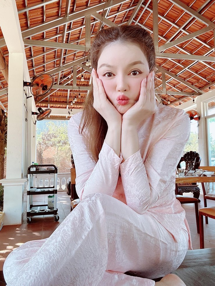 Cô thường xuyên chia sẻ hình ảnh xinh đẹp, gương mặt bầu bĩnh như 'em chưa 18' trên trang cá nhân.&nbsp;Hình ảnh mới nhất cô đăng tải được cư dân mạng bình luận 'già rồi' và Lý Nhã Kỳ có phản ứng bất ngờ.&nbsp;
