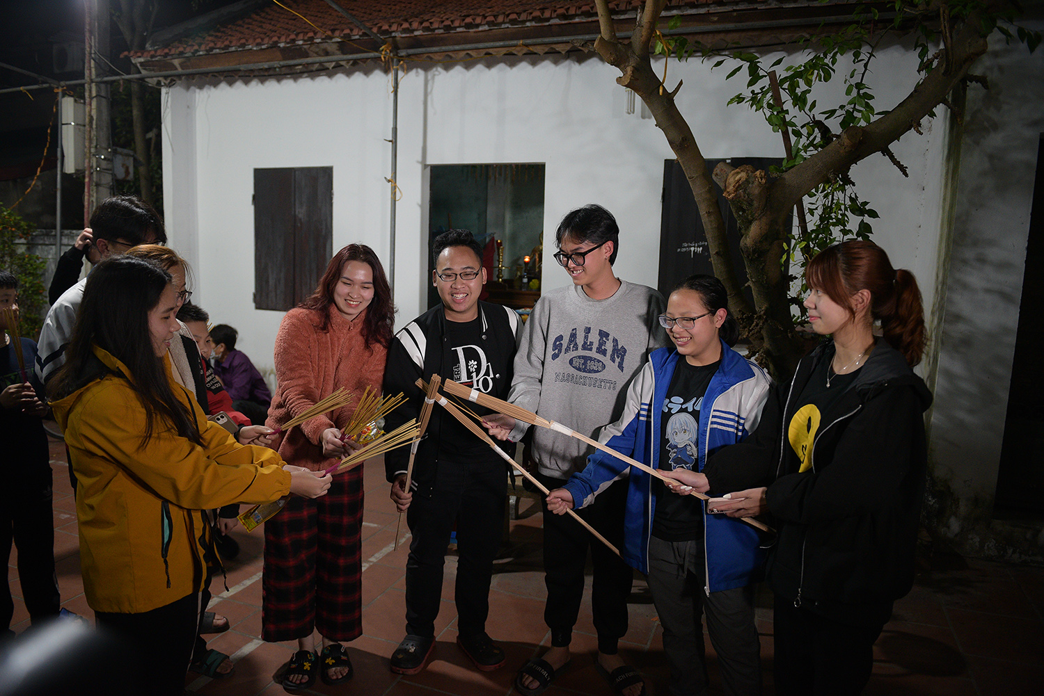 Tối 11/1 Âm lịch hàng năm, tại đình làng An Định, phường Yên Nghĩa (quận Hà Đông, Hà Nội) người dân lại tổ chức hội "lấy đỏ". Toàn bộ vàng mã, hương, hoa quả... được cúng lên đình trong dịp Tết sẽ được đem đốt và phân phát cho người dân.