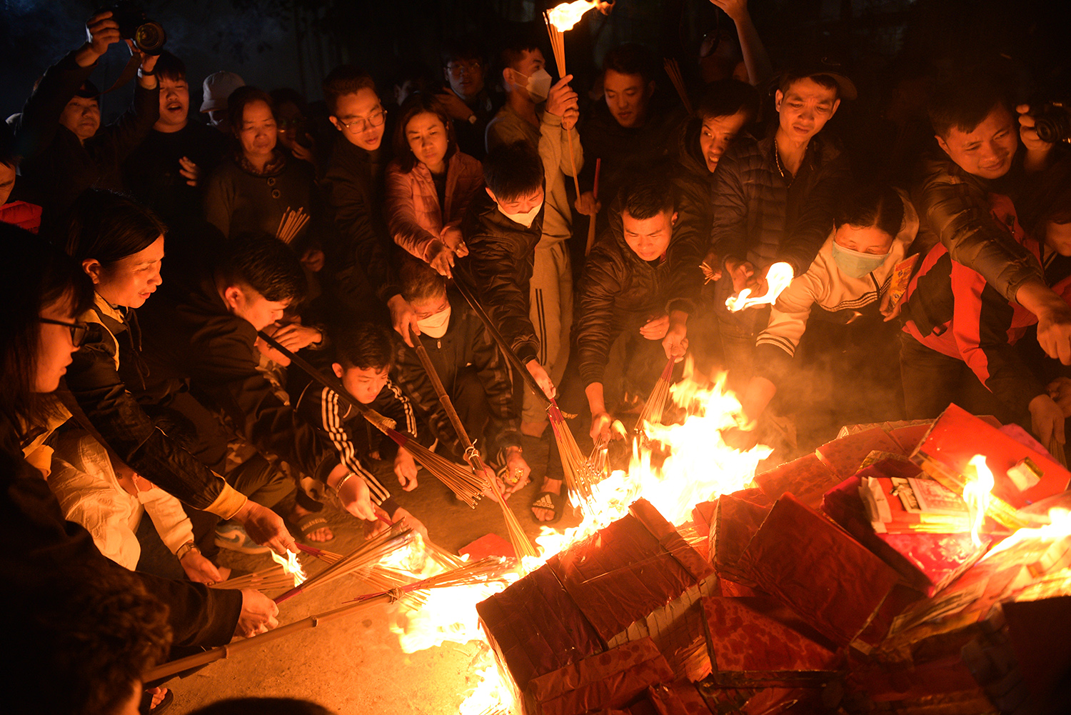 Người lớn, trẻ con, thanh niên, người già lao vào đống lửa.