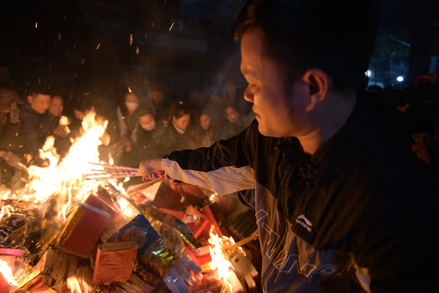 Nhiều người bất chấp cái nóng chen chân để nhanh chóng lấy được lửa cho nhà mình.