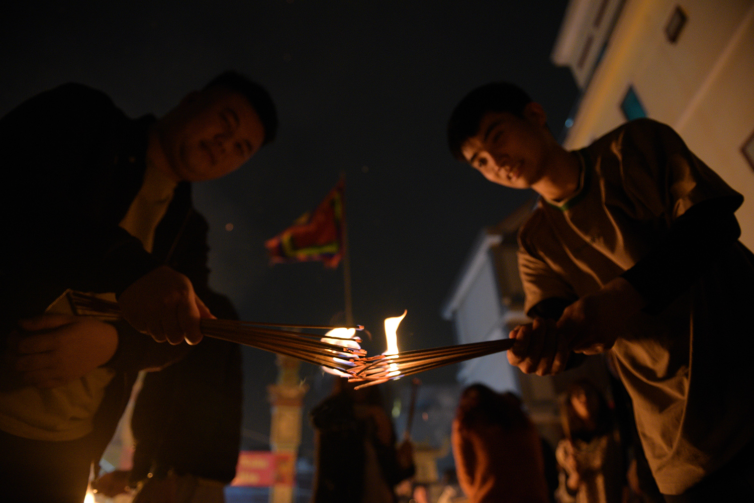  Chia lửa cho nhau trong ngày đầu năm