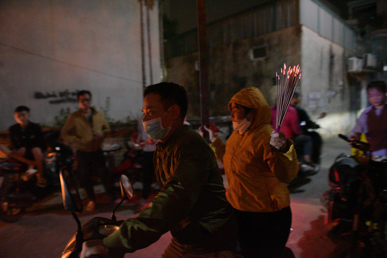 Cả làng đổ xô châm hương xin lửa "lấy đỏ" đầu năm - 15