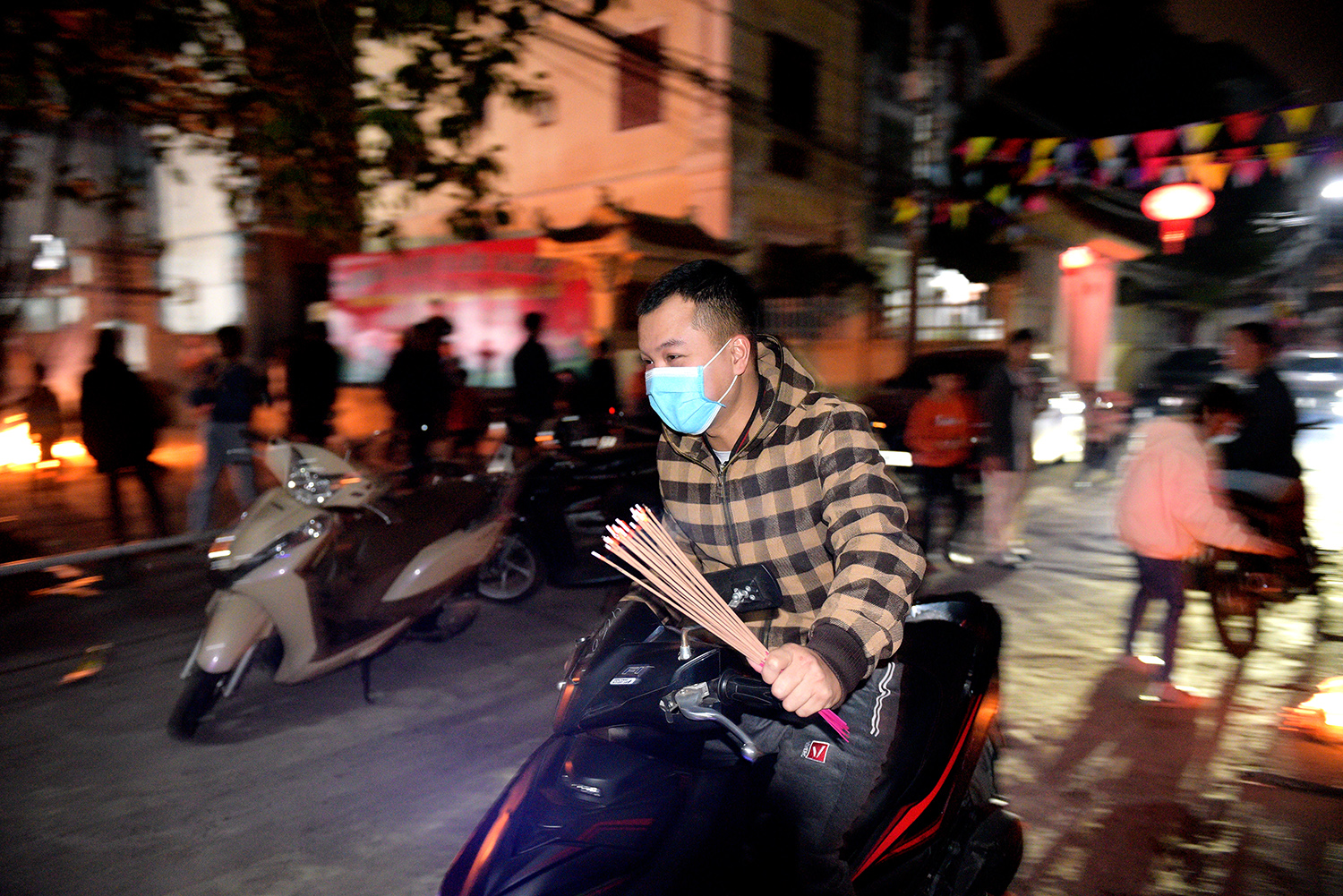 Sau khi lấy được lửa, người người chạy thật nhanh để mang lửa về nhà.