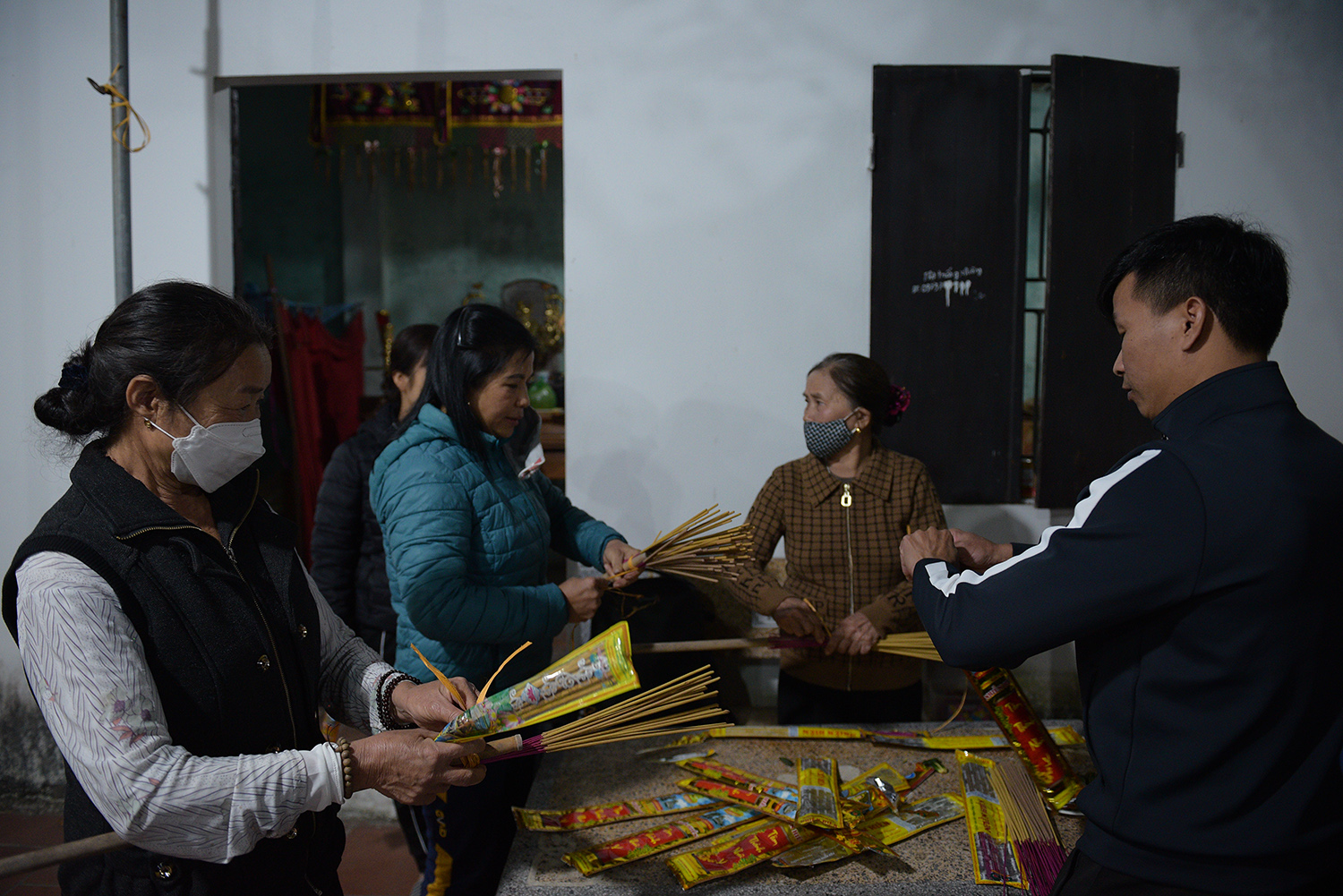 Cả làng đổ xô châm hương xin lửa "lấy đỏ" đầu năm - 2