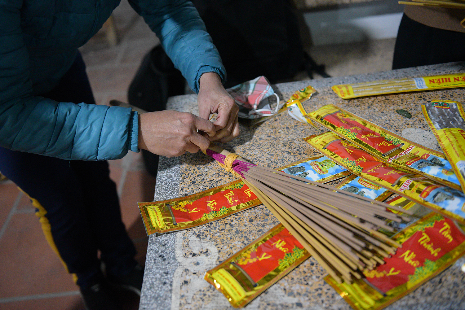  Từ tối người dân trong làng đã đến nhận hương để lấy lửa