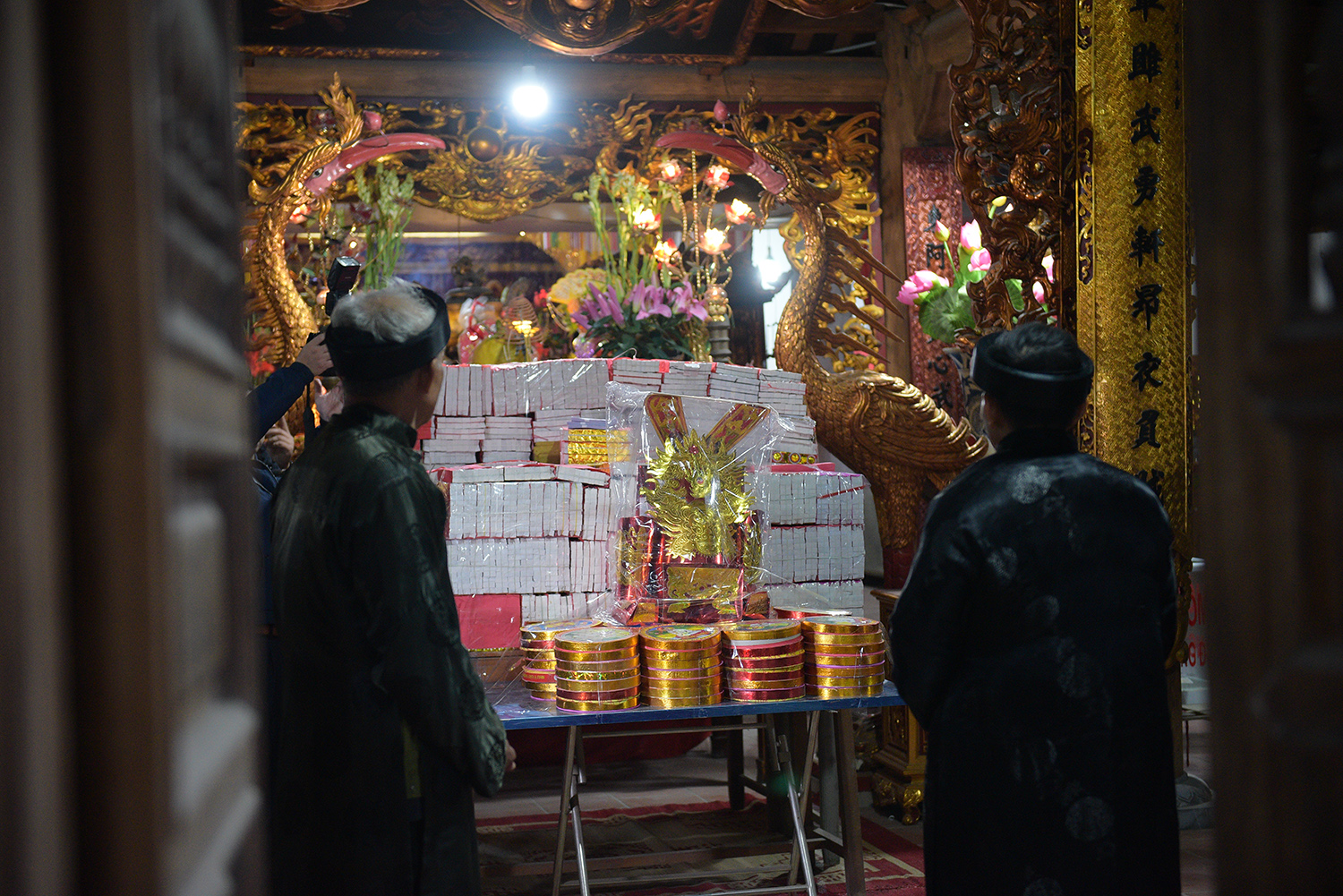 Đúng 20h, các nghi lễ được thực hiện tại đình làng bởi các cụ cao niên của làng An Định