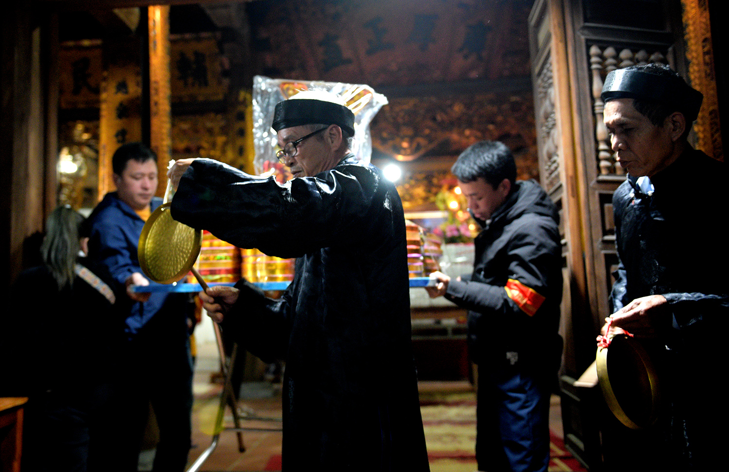 21h tiếng chiêng vang lên báo hiệu nghi thức tế lễ kết thúc.