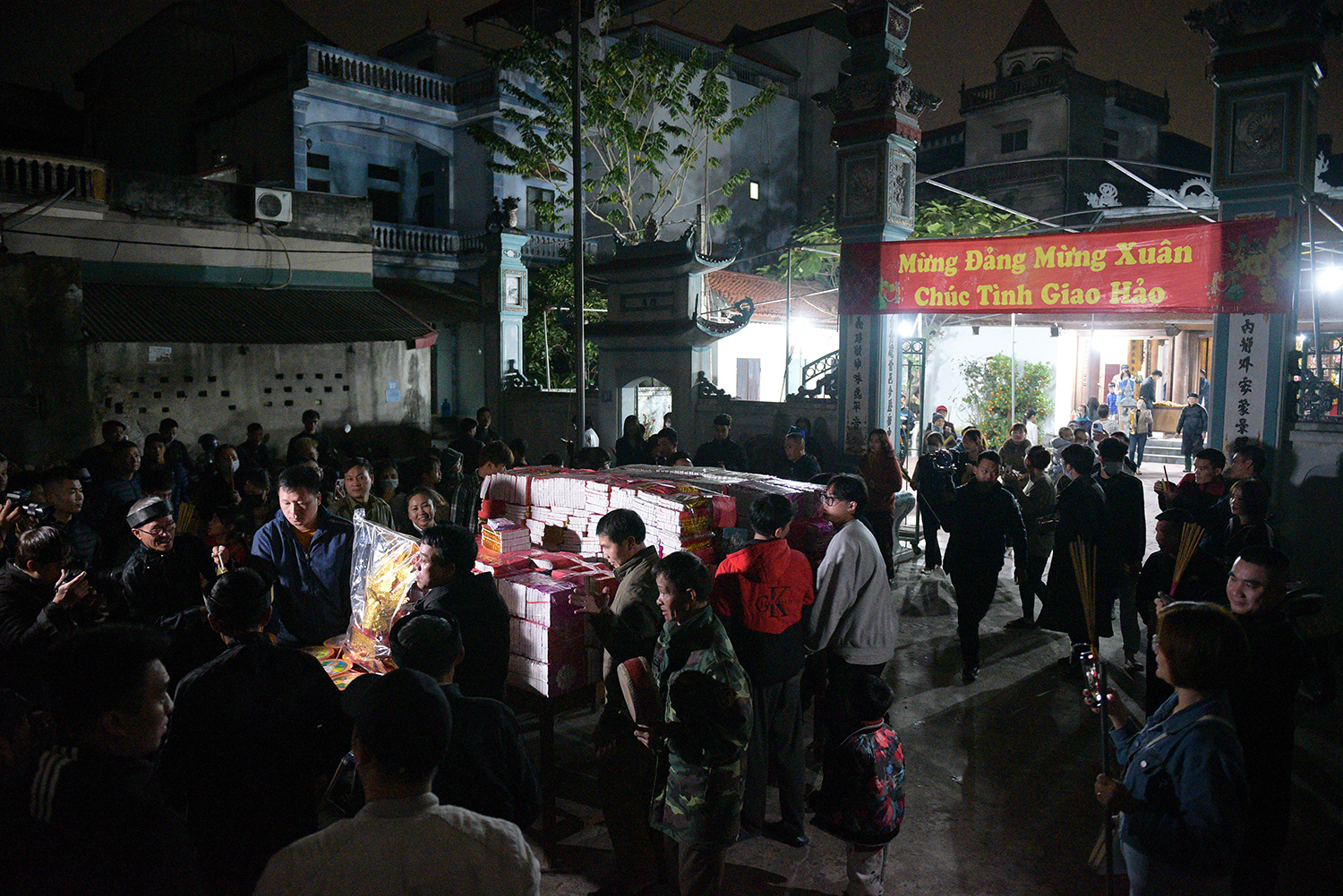 Cả làng đổ xô châm hương xin lửa "lấy đỏ" đầu năm - 6