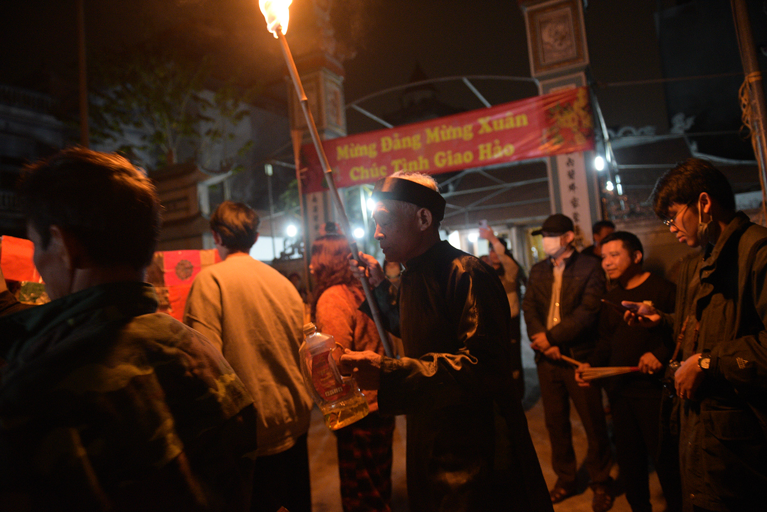 Tất cả vàng mã được đưa ra sân đình. Lửa mồi được lấy trên ban thờ bằng một cây sào dài.