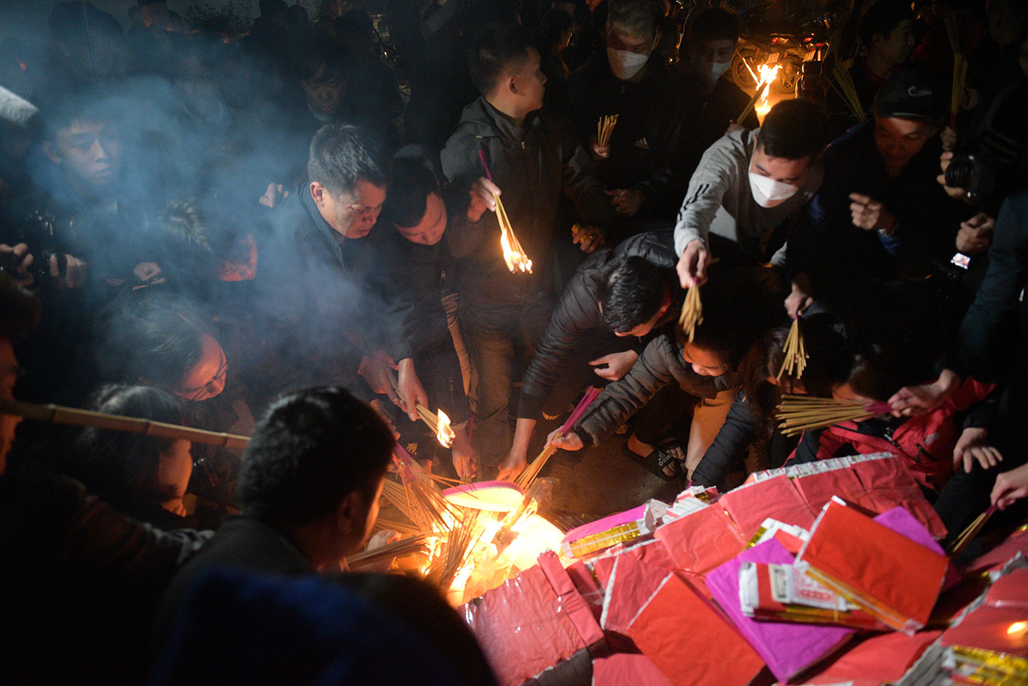 Cả làng đổ xô châm hương xin lửa "lấy đỏ" đầu năm - 8