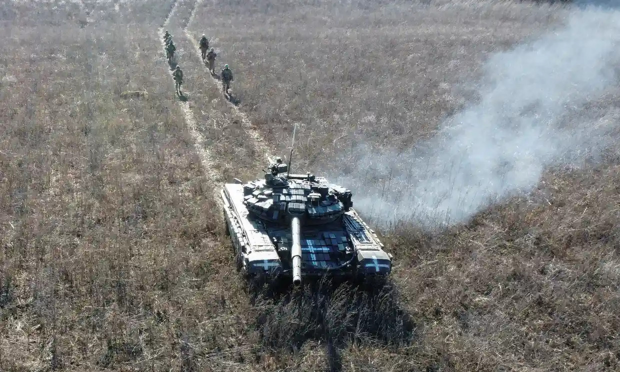 Binh sĩ Ukraine phối hợp tác chiến cùng xe tăng (ảnh: CNN)