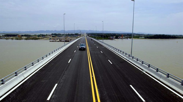 Cầu rộng 16m, có 4 làn xe với tổng mức đầu tư gần 12 nghìn tỷ đồng.
