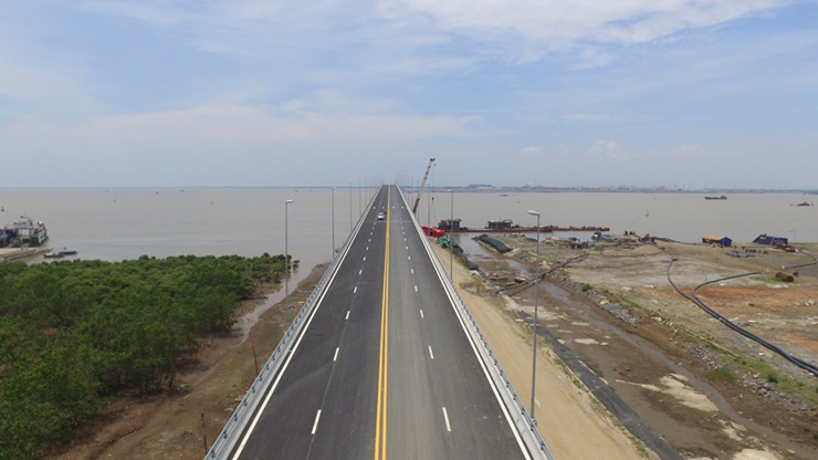 Toàn bộ cầu và đường dẫn dài 15,63km, còn phần cầu vượt biển dài 5,4km.
