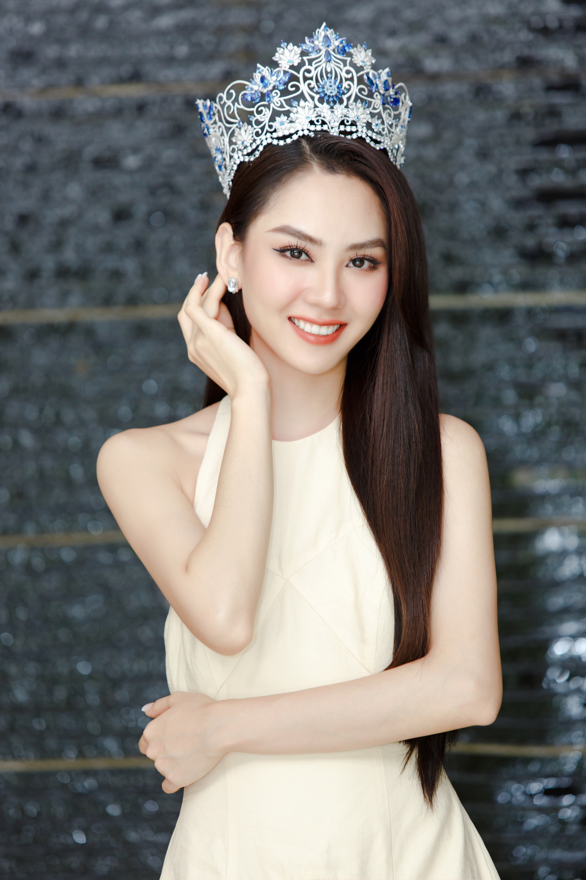 Hoa hậu Việt thời &#34;gen Z&#34;: Đẹp thôi chưa đủ hơn nhau ở học bổng, bằng cấp? - 6