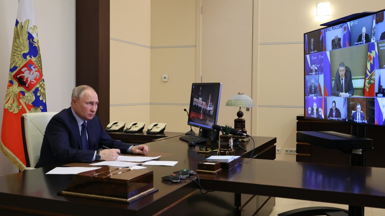 Ông Putin ngày 1/2&nbsp;chủ trì cuộc họp về khôi phục cơ sở hạ tầng dân cư ở các vùng biên giới giáp Ukraine.