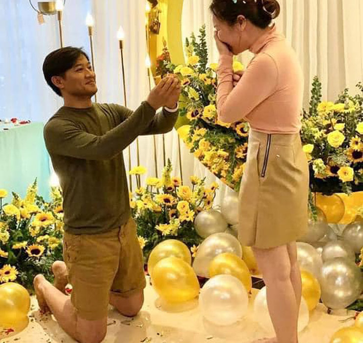 Quý Bình từng khoe khoảnh khắc cầu hôn Ngọc Tiền theo cách chân phương nhất. Nữ CEO cũng chia sẻ ông xã yêu cô không phải vì vẻ bề ngoài.
